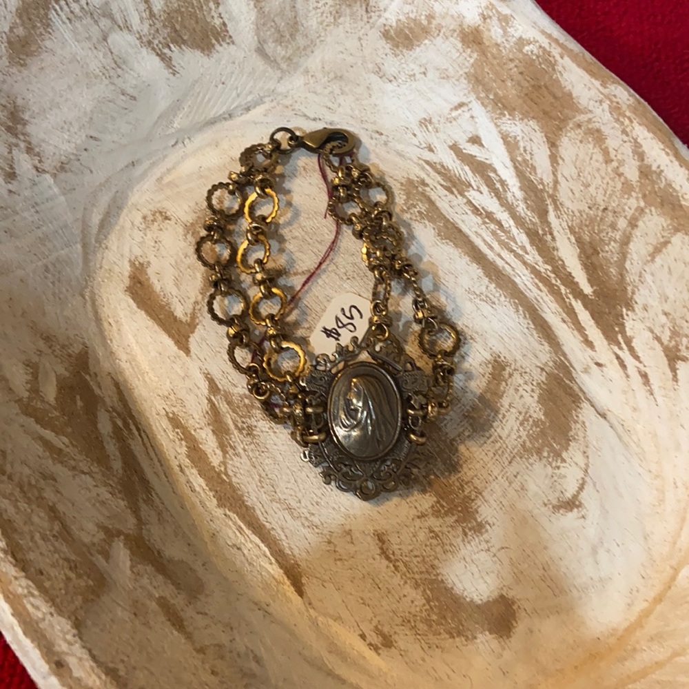 Chain link bracelet with mother mary medal